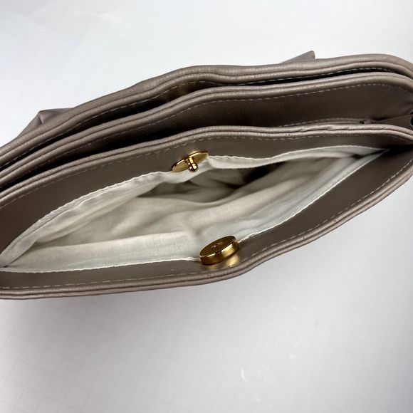 Vintage Clamshell Leather Clutch Handbag Gold-Tone Hardware, Beige - Picture 6 of 9